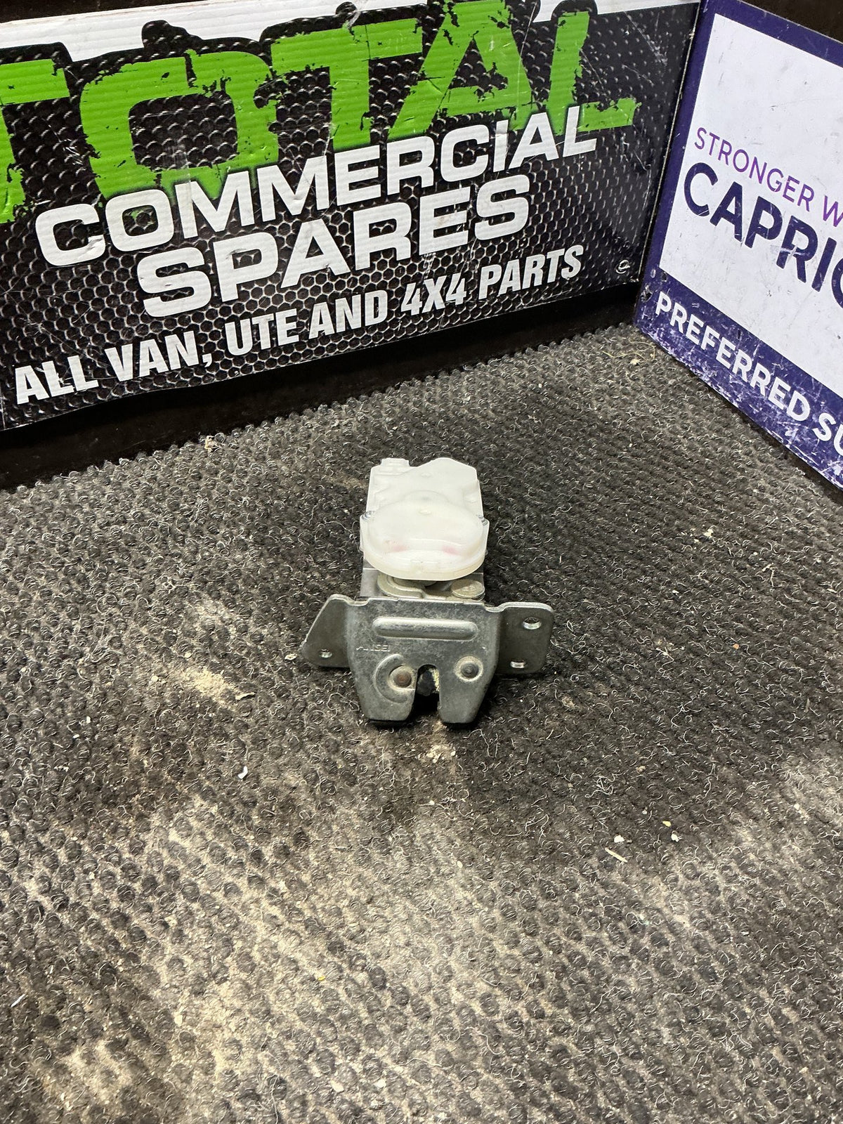 2006 Mitsubishi Outlander- Tailgate Lock Mechanism- (TAG11301)