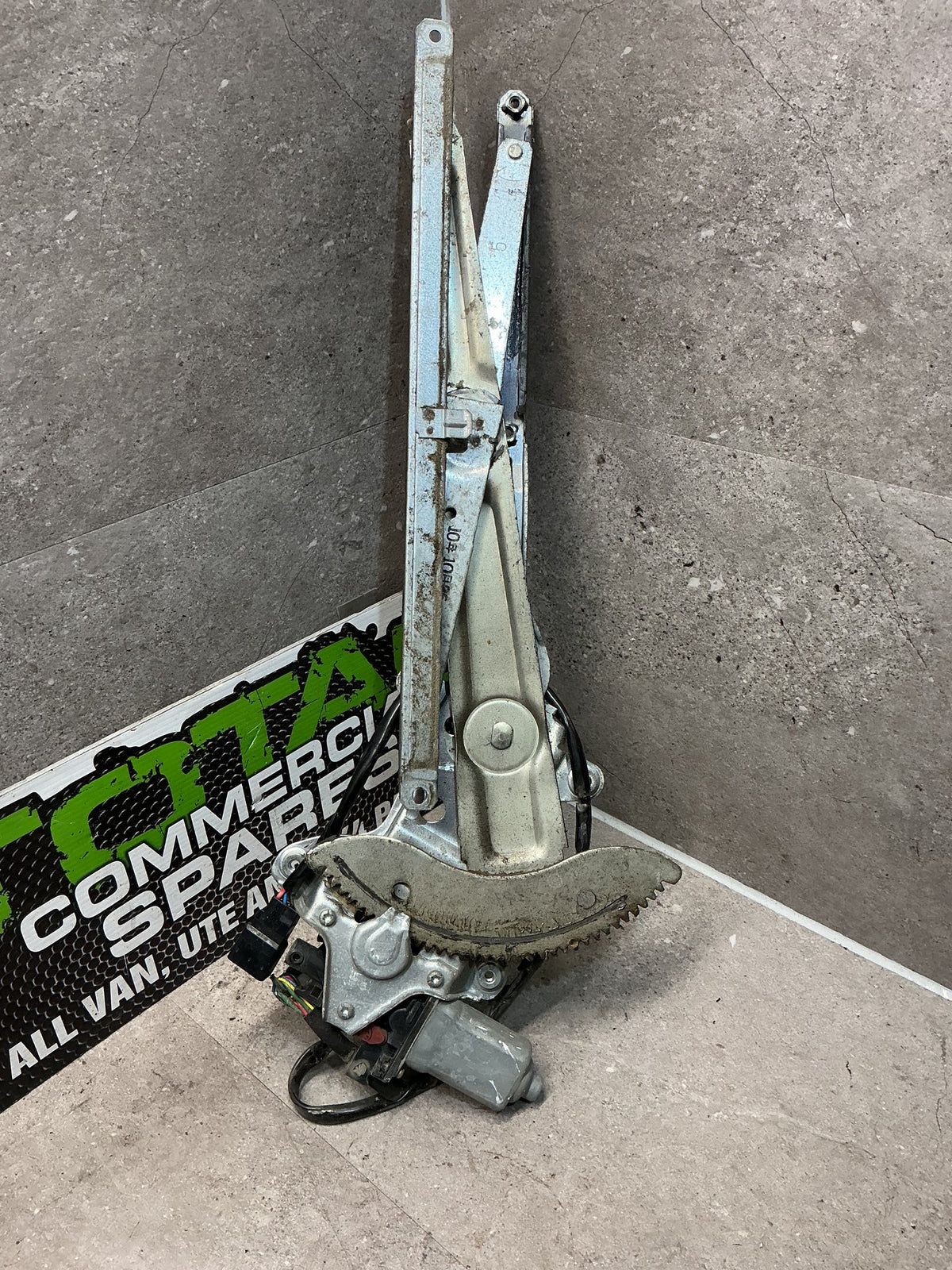 1998 Toyota Hilux III N180- Right Front Window Regulator/Motor- (TAG12778) PN: 85710-35150