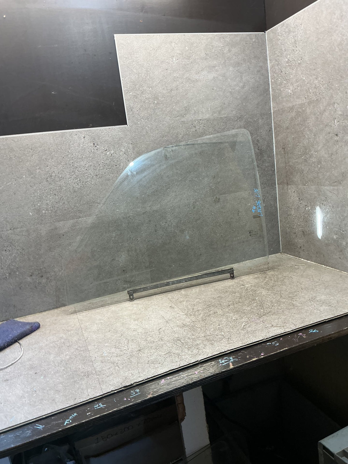 1994 Toyota Hilux LN106 - Left Front Door Glass - (TAG19153)