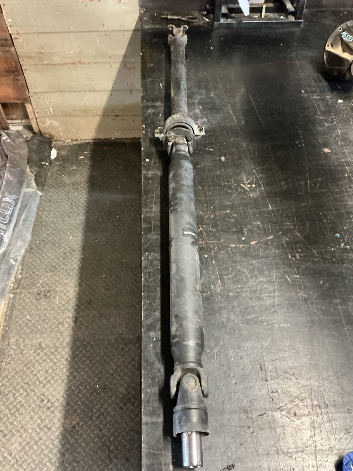 2005 Nissan Elgrand ME51- Rear Drive Shaft- (TAG15165)