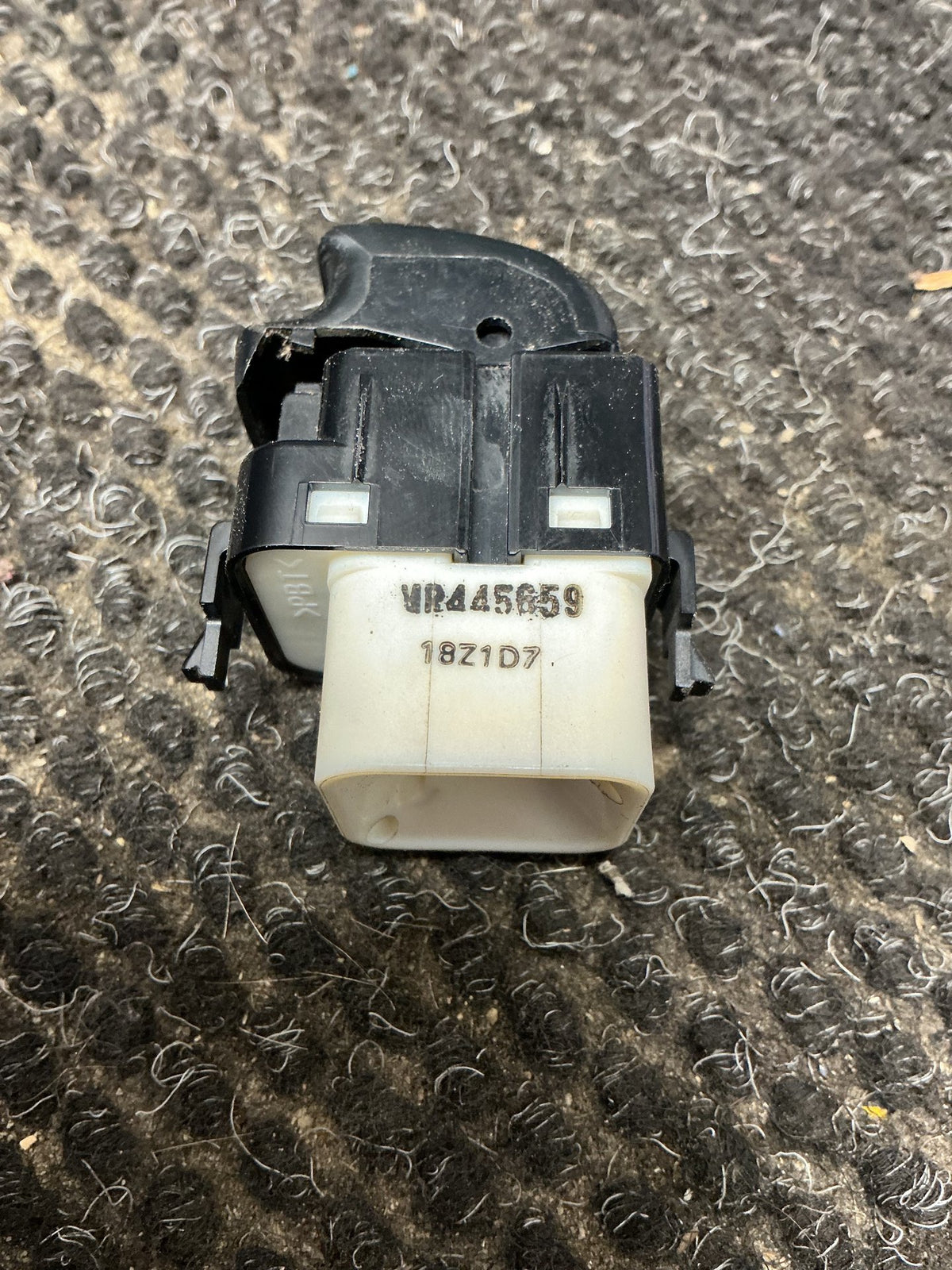 2002 Mitsubishi Pajero- Right Rear Window Switch- (TAG11610) PN: MR445659