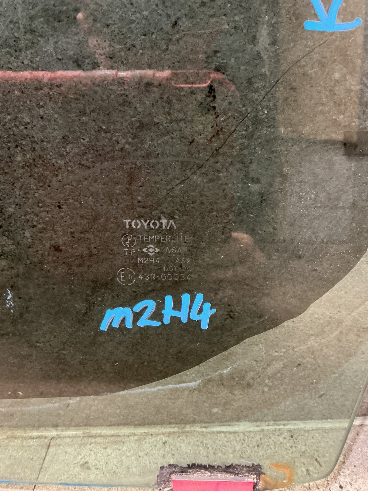 1995 Toyota Regius KCH40 - Left Front Door Glass - (TAG19144)