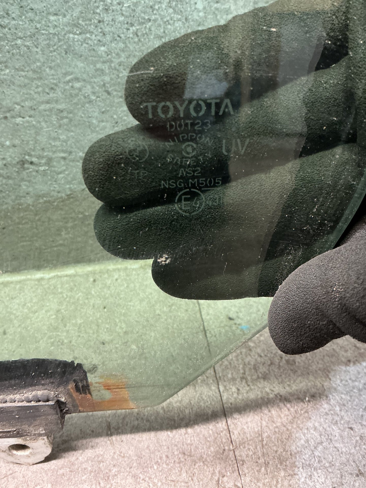 2004 Toyota Estima MCR30 - Left Front Door Glass - (TAG19037)
