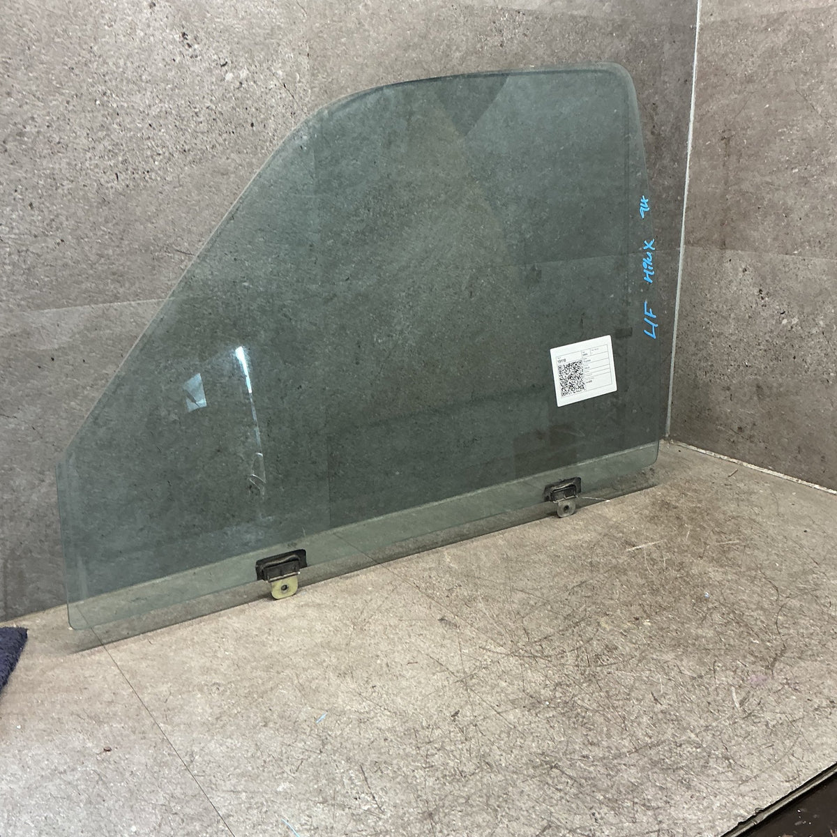 1994 Toyota Hilux - Left Front Door Glass - (TAG19118)
