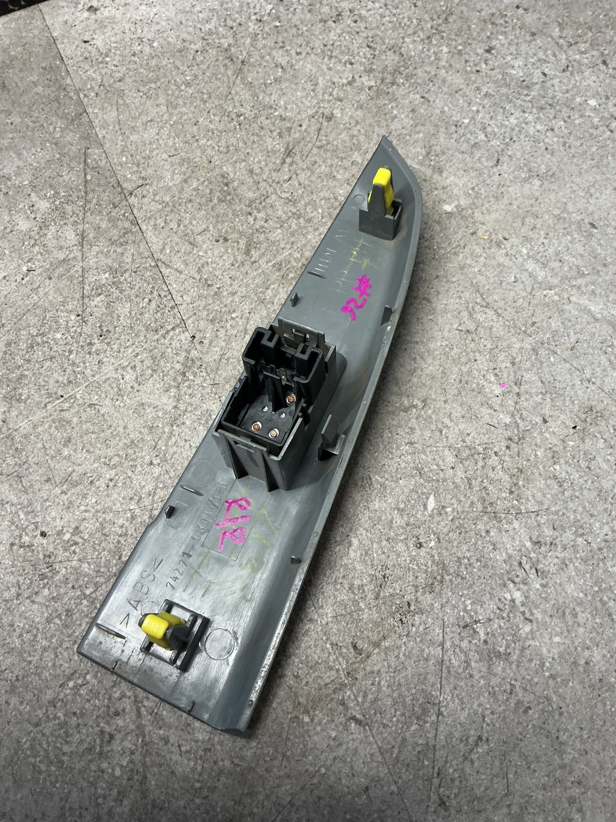2005-2006 Toyota Hilux VII N20- Right Rear Window Switch- (TAG13718)