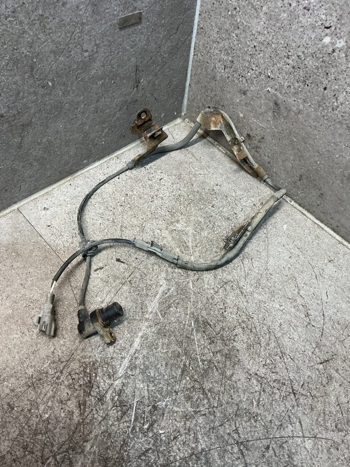 1996-2000 Toyota Land Cruiser J90 - Right Front ABS Sensor - (TAG18006)