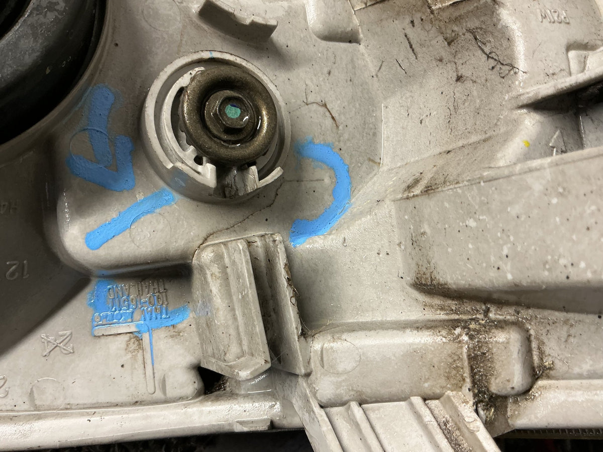 2006 Toyota Hilux- Left Headlight- (TAG10601)