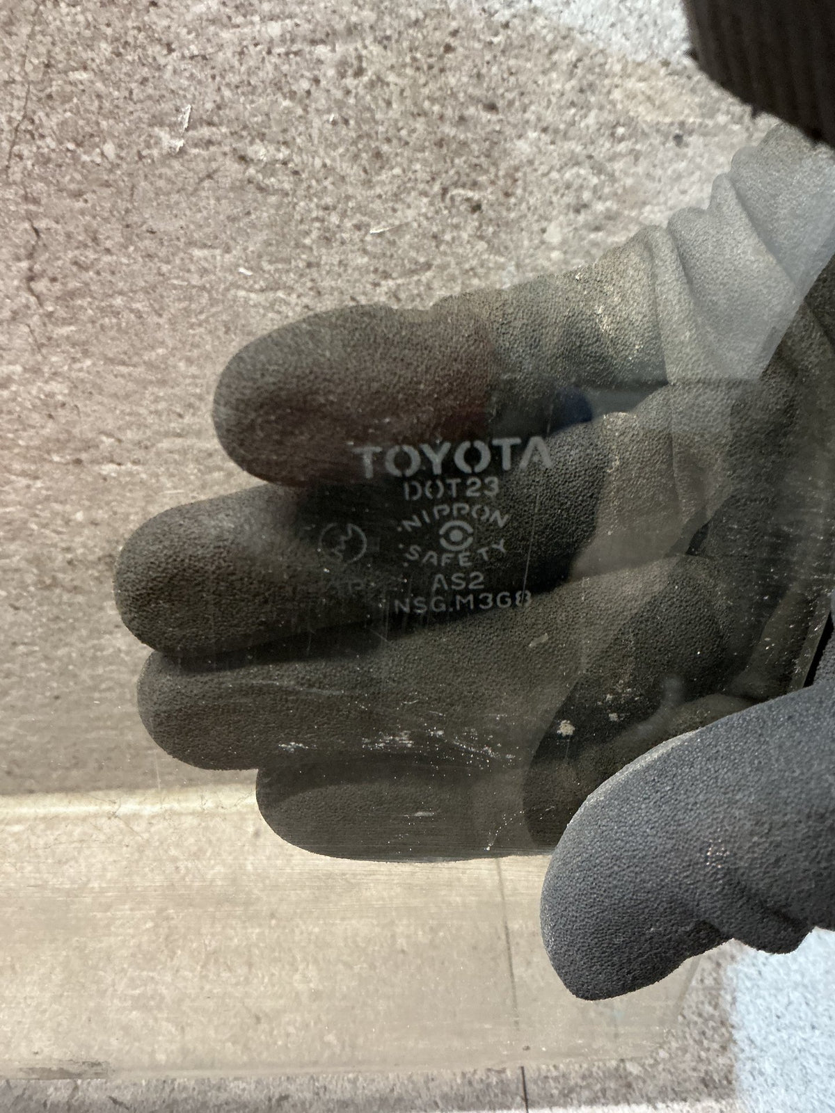 1995 Toyota Hilux Surf RZN185 - Left Front Door Glass - (TAG19041)