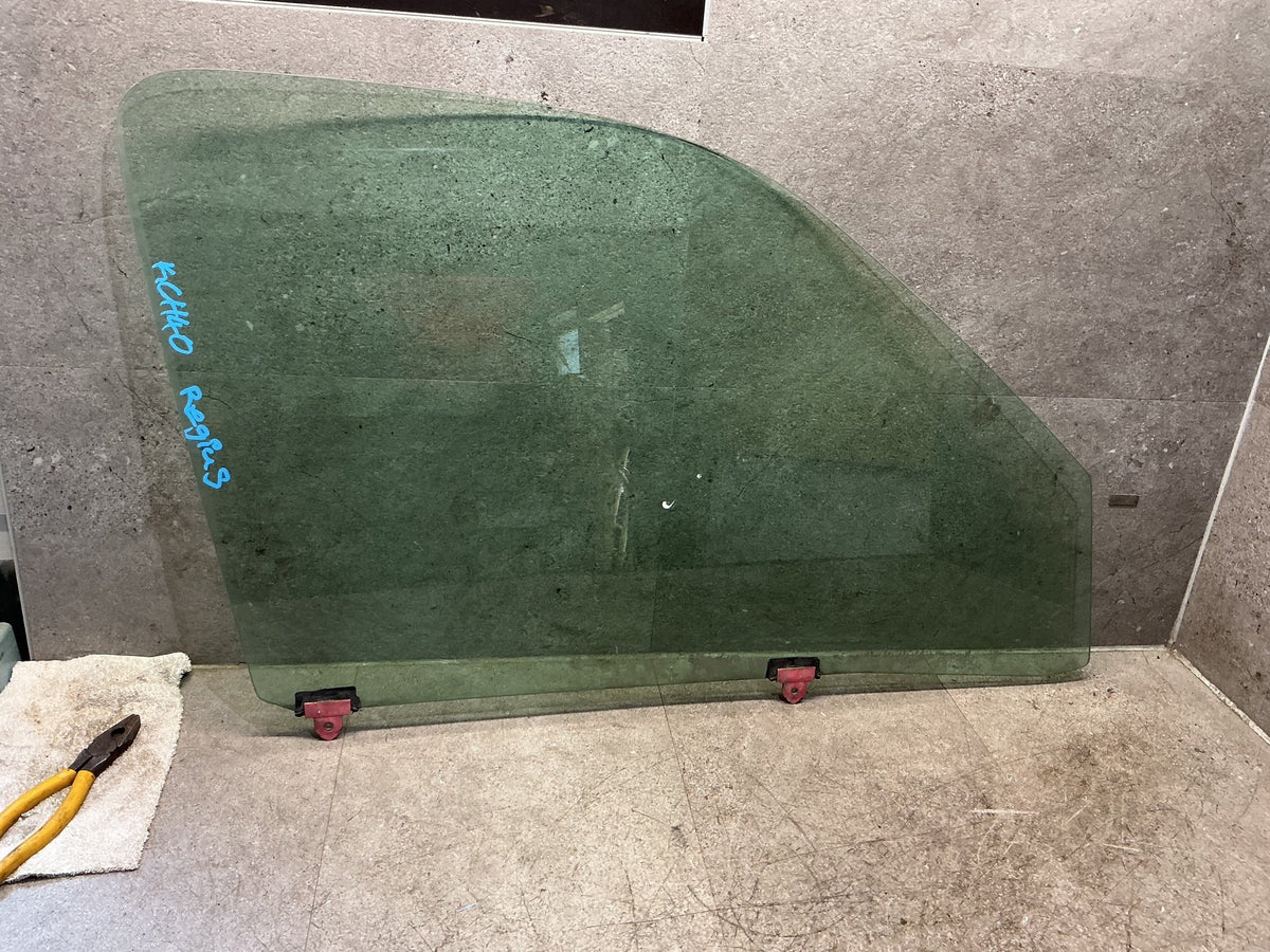 1995 Toyota Regius KCH40 - Right Front Door Glass - (TAG19052)