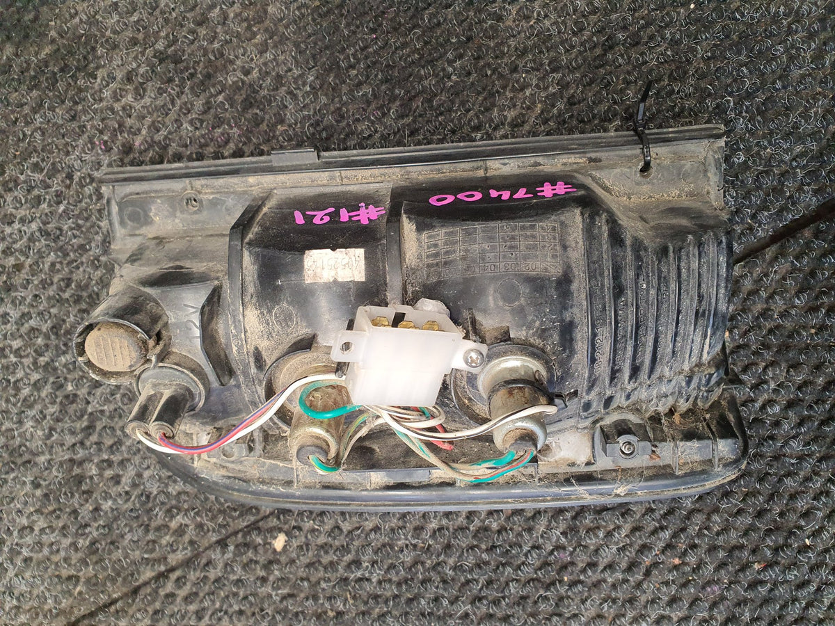 2001 Toyota Hilux VI N160- Right Taillight- (TAG7400) PN: 01-212-19F3R-R