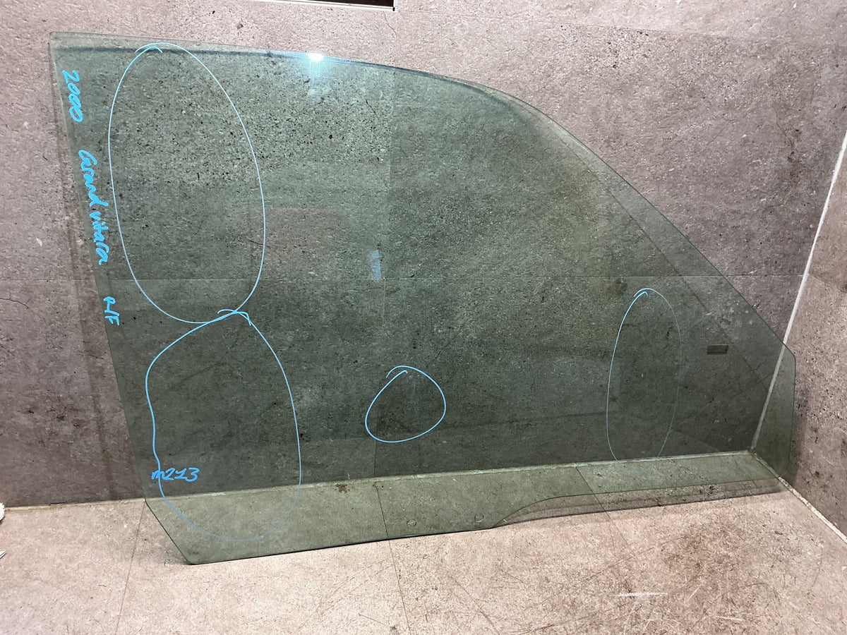 2000 Suzuki Grand Vitara - Right Front Door Glass - (TAG18969)