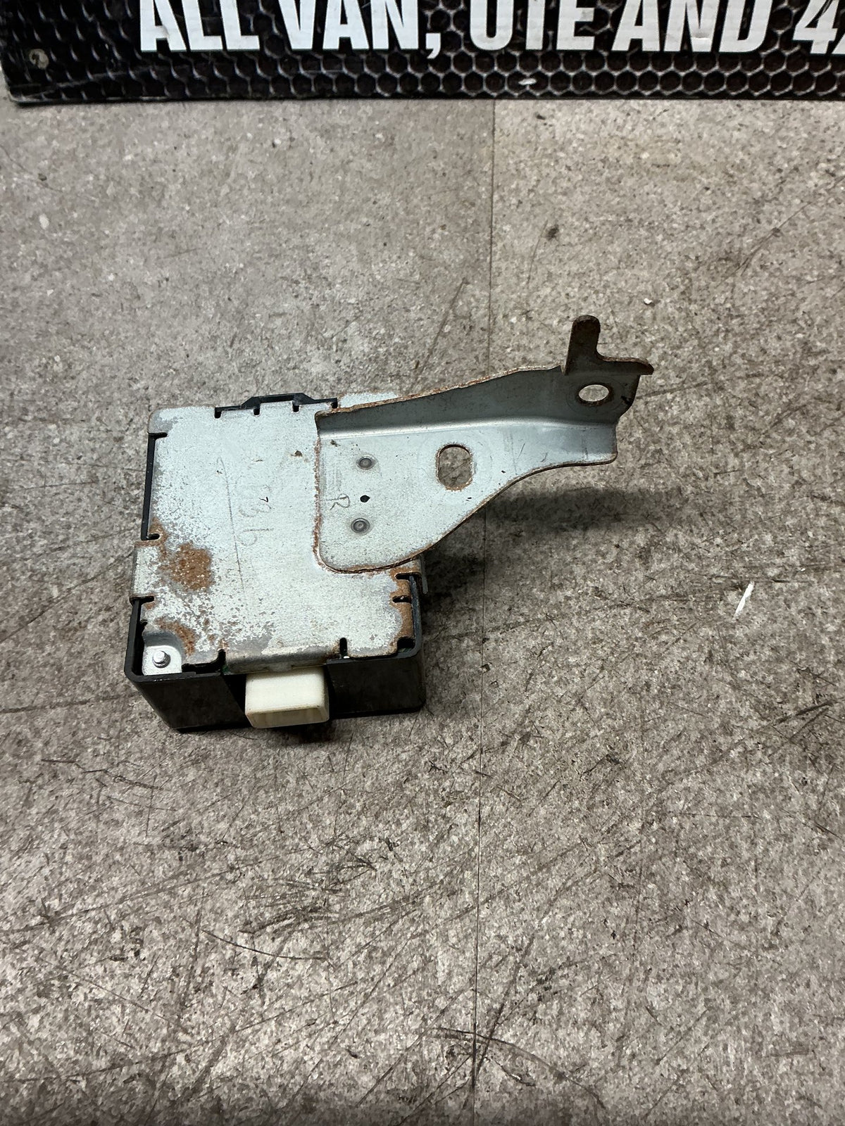 2006-2011 Toyota Hilux VII N10- Door Control Module- (TAG15834)