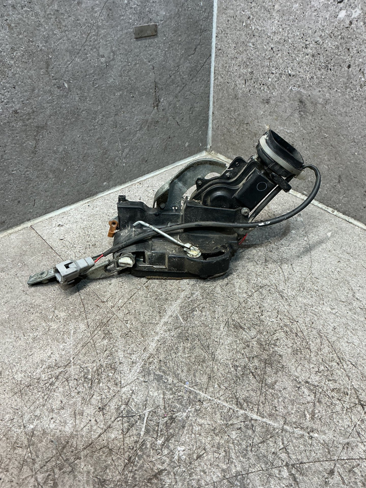 1996-2000 Toyota Land Cruiser J90 - Right Front Door Lock Actuator - (TAG18058)