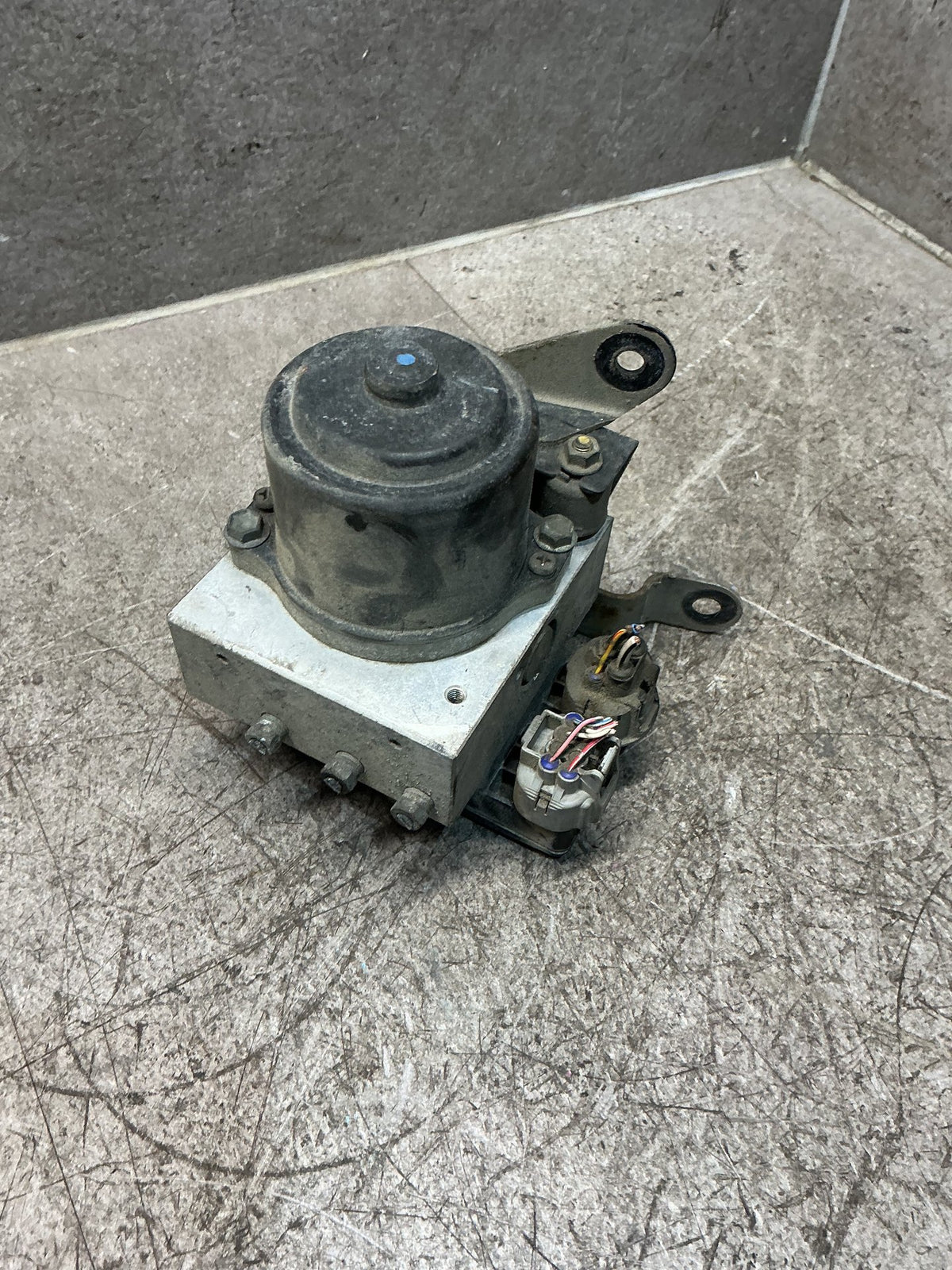 1996-2000 Toyota Land Cruiser J90 - ABS Pump/Modulator - (TAG18022)