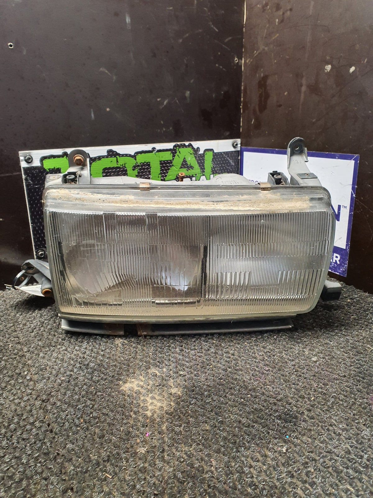 1995 Toyota Land Cruiser HDJ81- Right Headlight- (TAG2368)