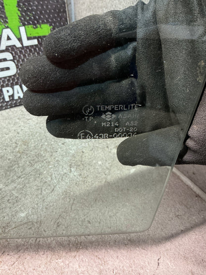 1995 Isuzu Bighorn UBS69GW- Left Front Door Glass- (TAG16381)