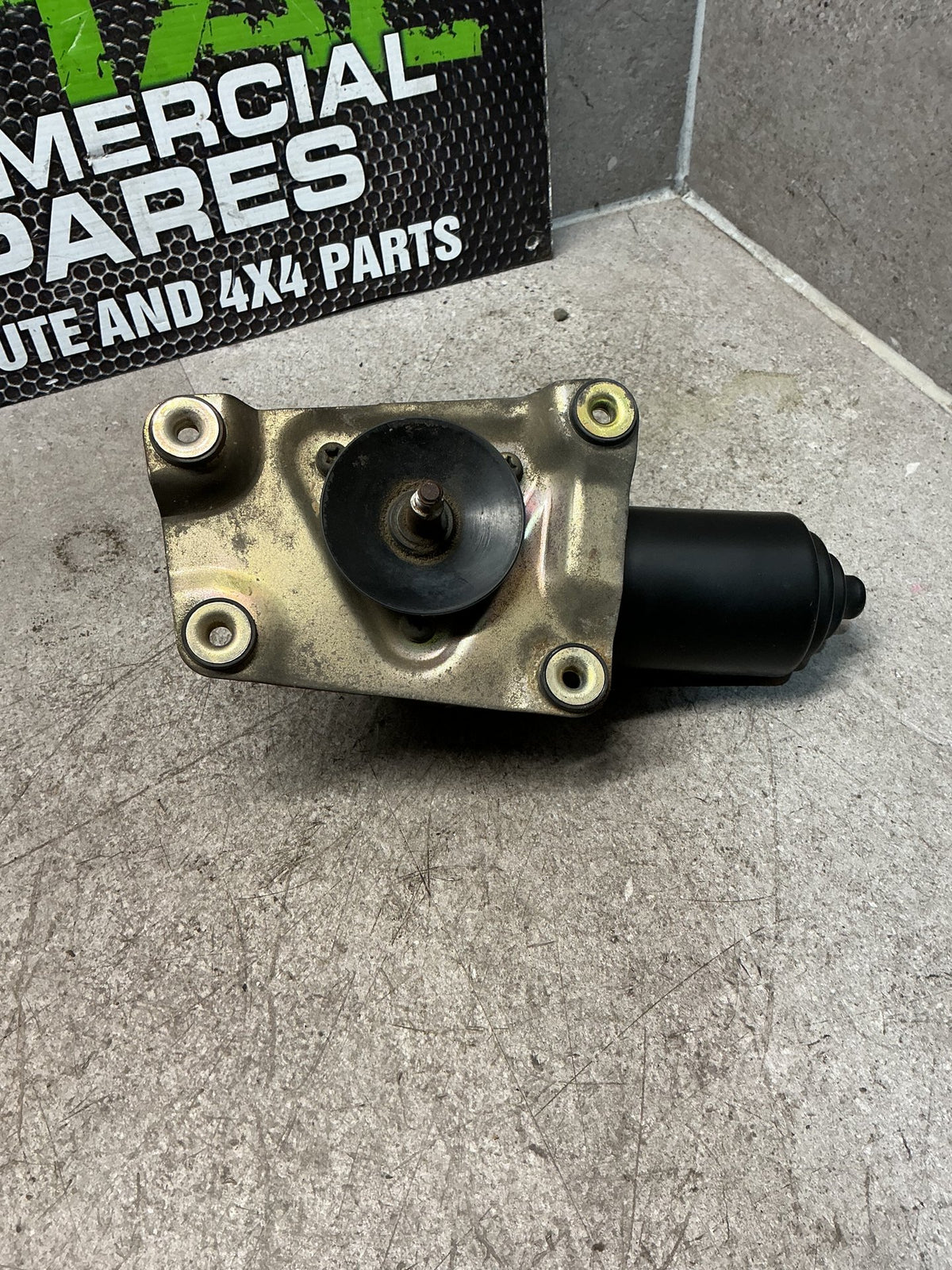 1995 Isuzu MU UCS69DW- Front Wiper Motor- (TAG15791)