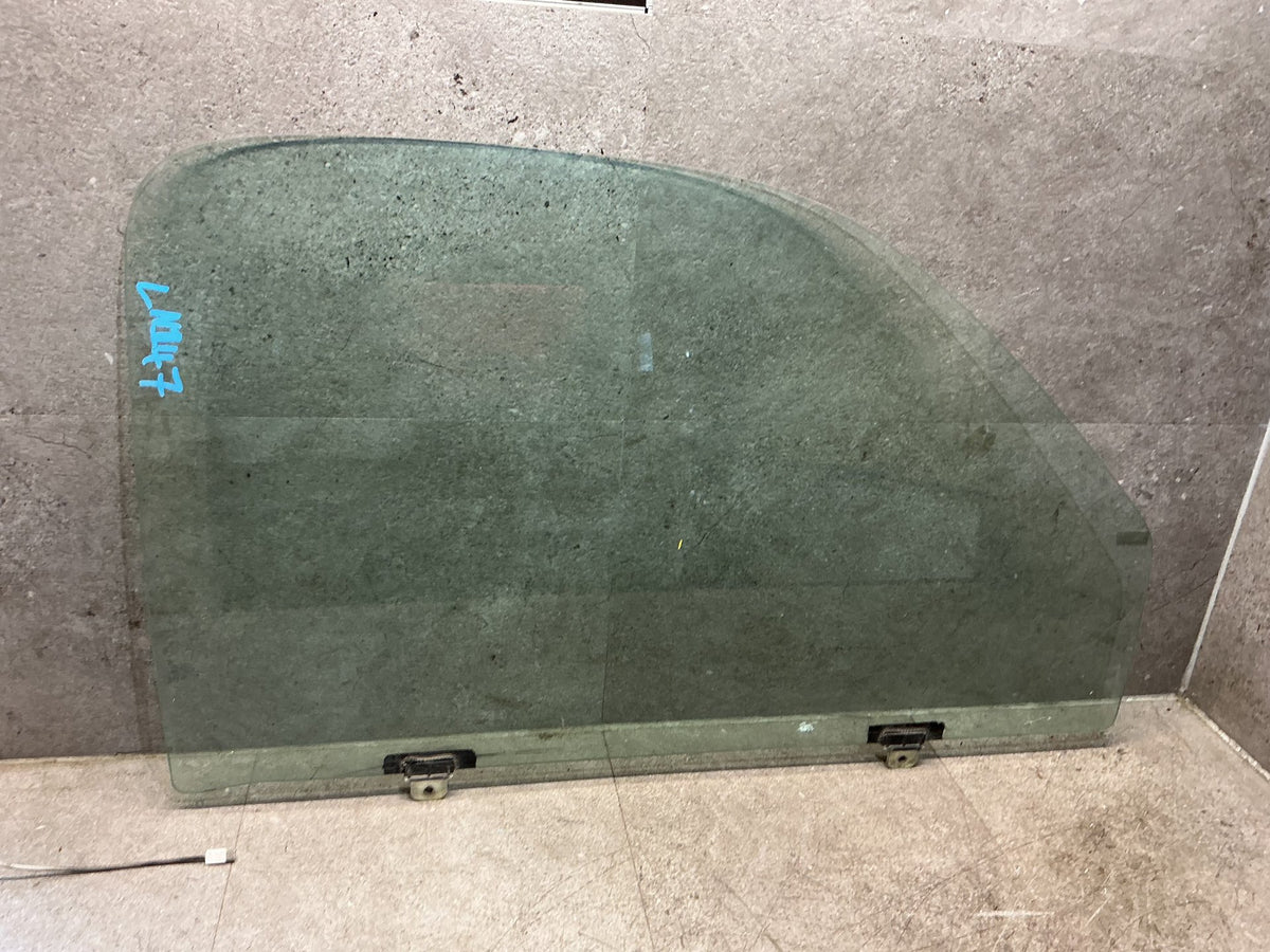 1994 Toyota Hilux LN147 - Right Front Door Glass - (TAG19092)