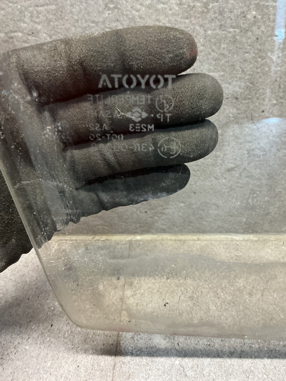 1994 Toyota Hilux Surf KZN130 - Right Front Door Glass - (TAG19053)