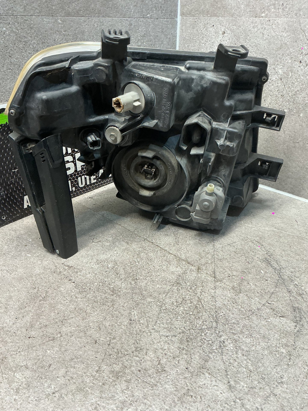 2005 Nissan Navara D40- Left Headlight- (TAG13439) PN: 100-16460