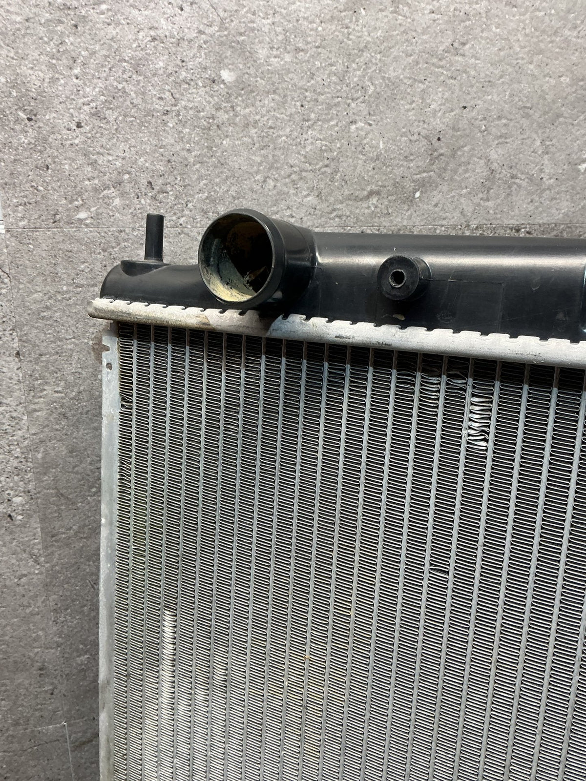 2005 Nissan Elgrand ME51- Radiator- (TAG16791)