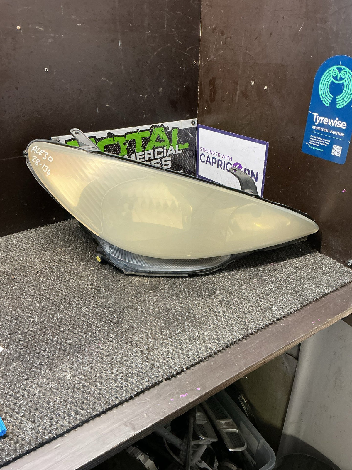 2000 Toyota Estima ACR30- Right Headlight- (TAG9803)