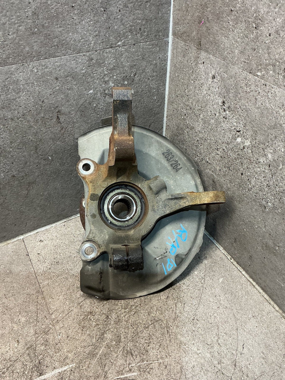 2012-2020 Mitsubishi Outlander GF*W GF GF8 - Right Front ABS Hub - (TAG18709)