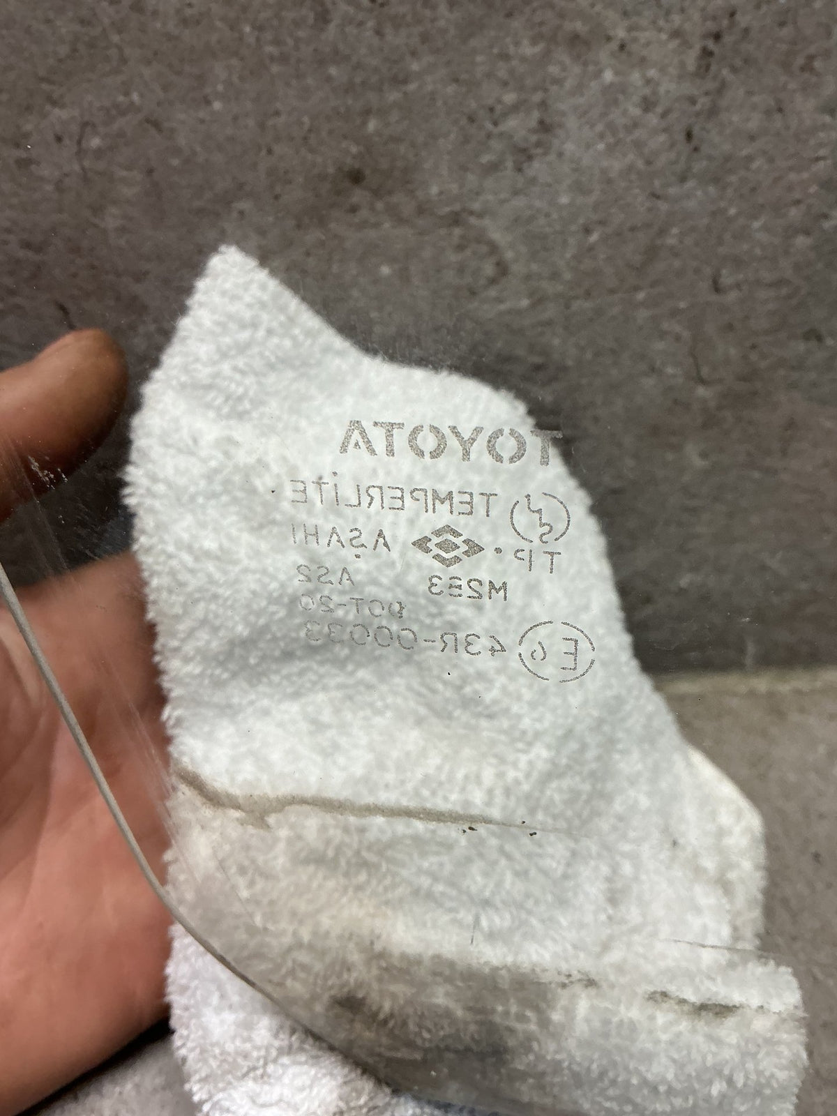 1996-2000 Toyota Land Cruiser J90 - Right Front Door Glass - (TAG18051)