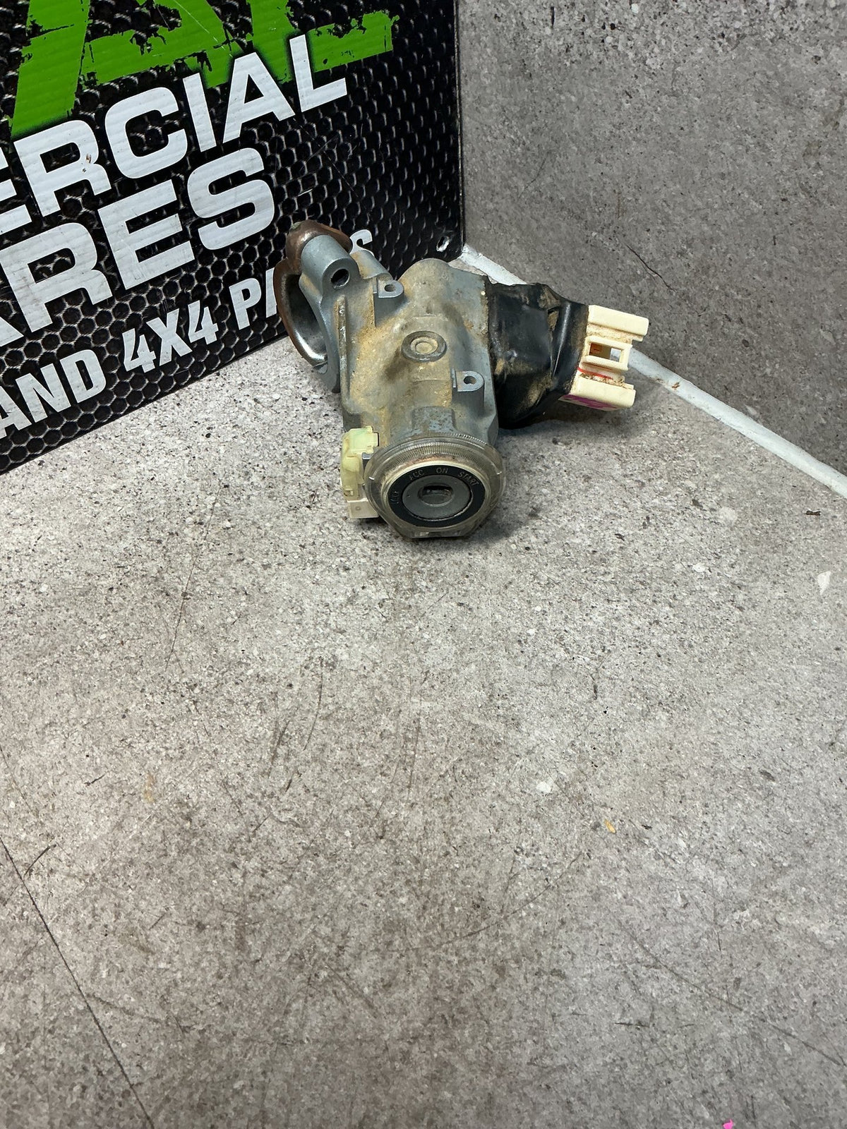 2005-2006 Toyota Hilux VII N20- Ignition Barrel- (TAG13713)