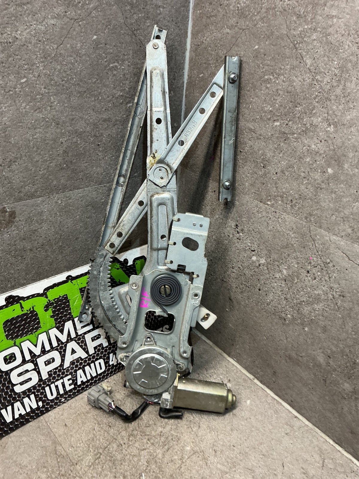 1995 Isuzu Bighorn UBS69GW- Right Front Window Regulator/Motor- (TAG16385)