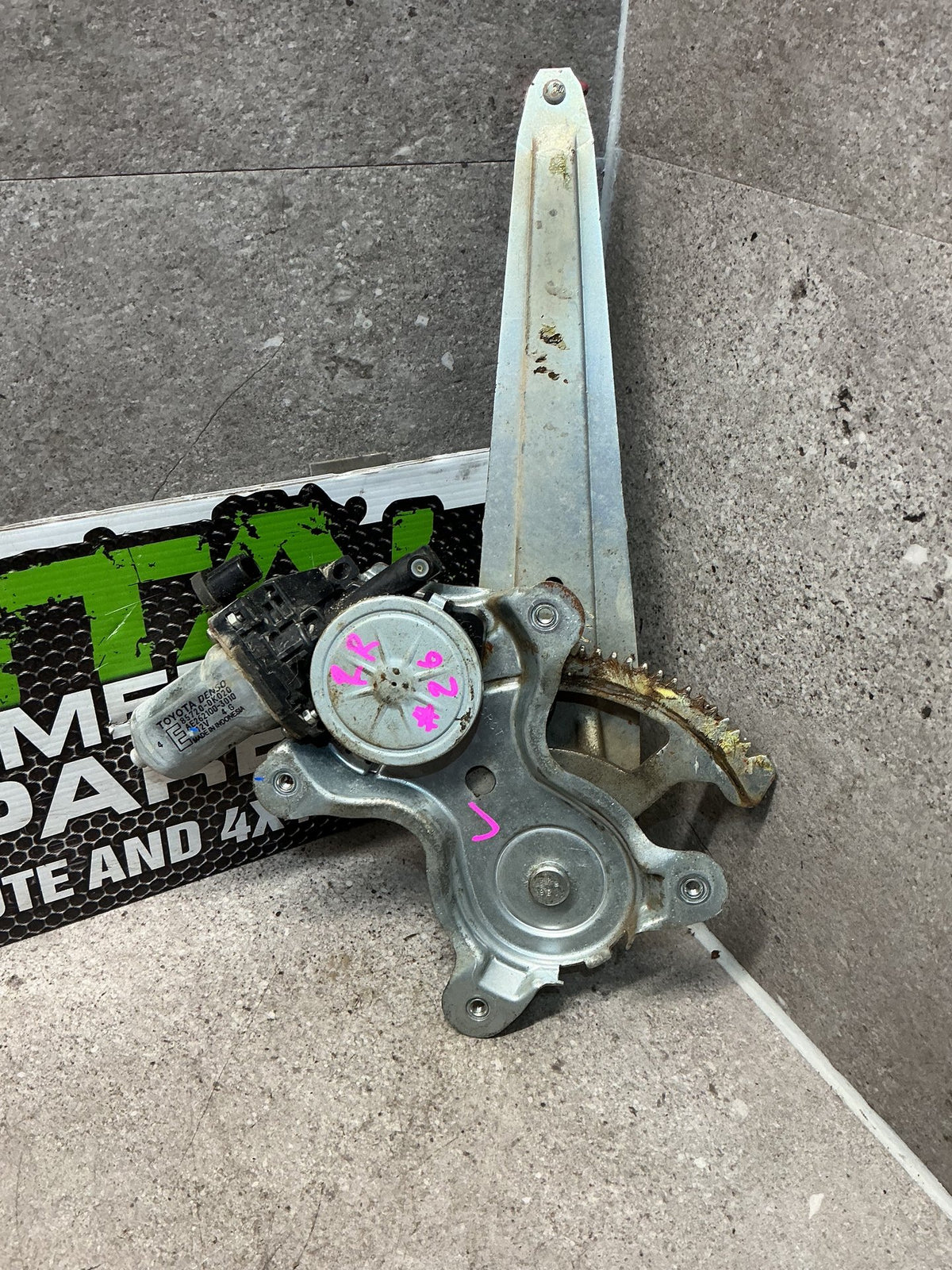 2005-2006 Toyota Hilux VII N20- Right Rear Window Regulator/Motor- (TAG13693)