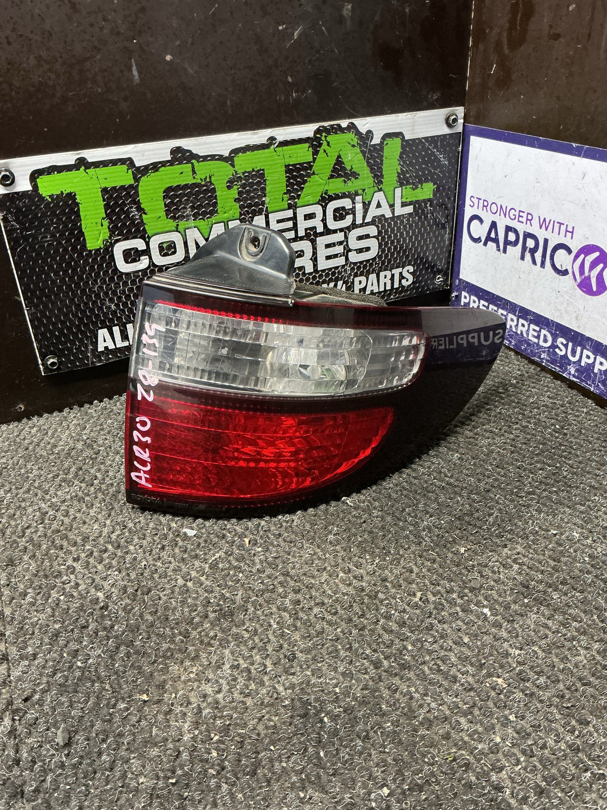 2000-2005 Toyota Estima ACR30- Right Taillight- (TAG9860)