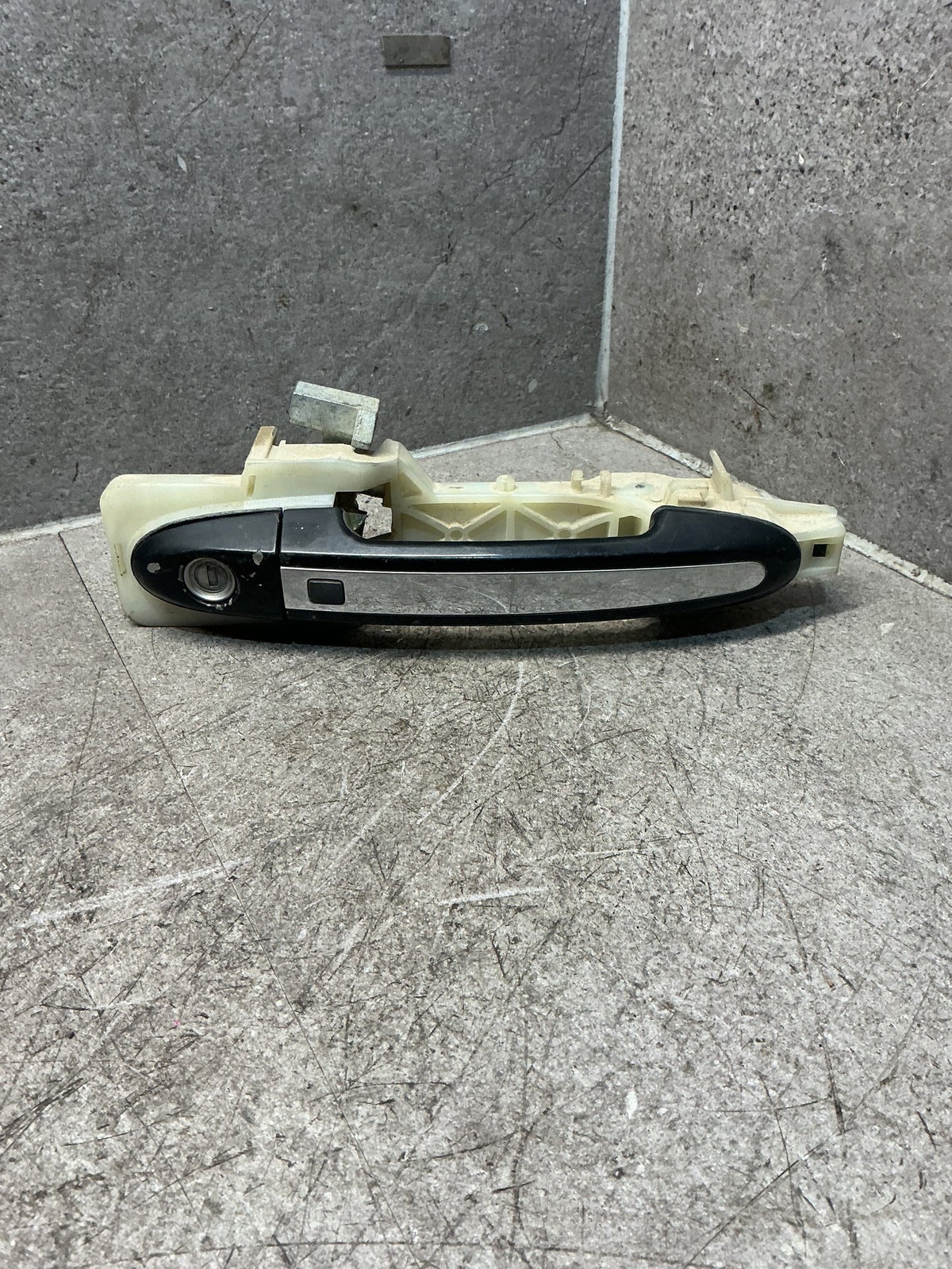 2011 Hyundai Santa Fe - Right Front Door Exterior Handle - (TAG19483)