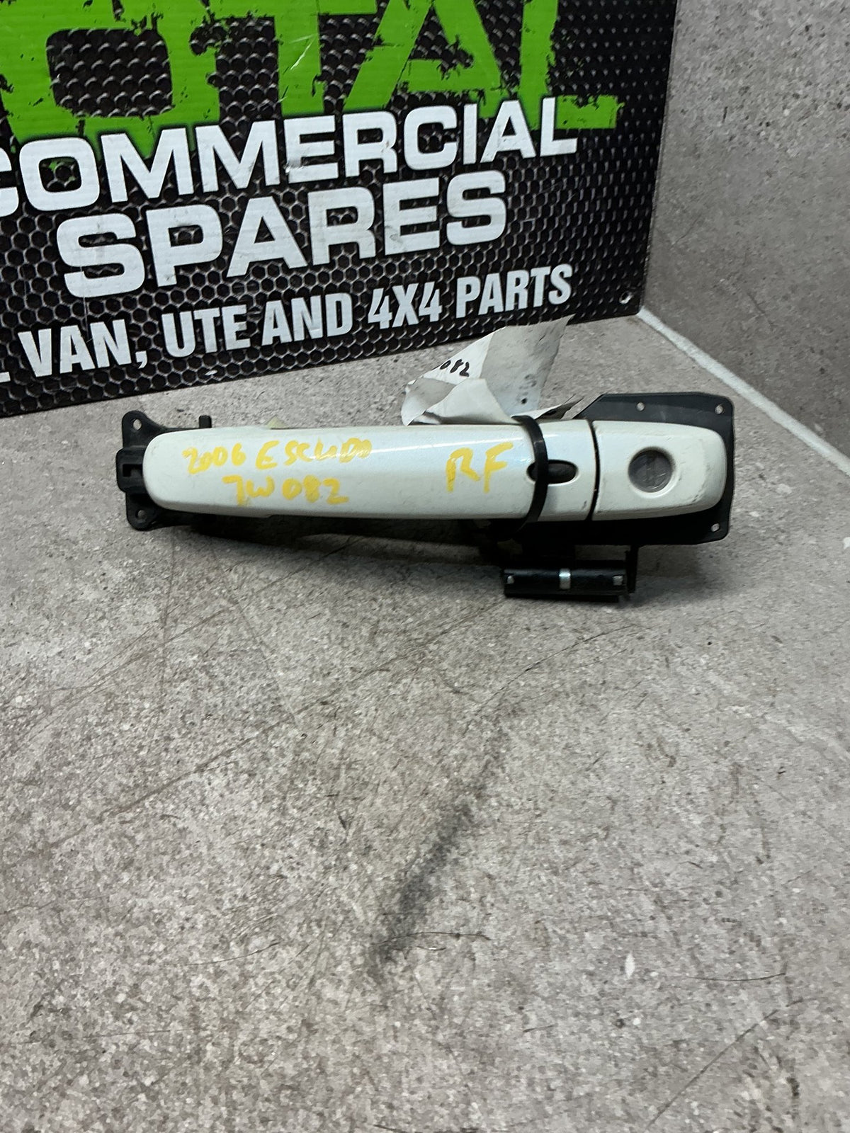 2006 Suzuki Escudo 7W082- Right Front Door Exterior Handle- (TAG14754)
