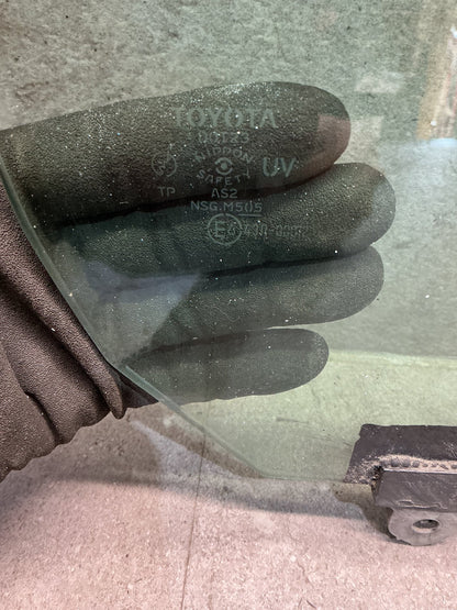 2006 Toyota Estima R30 MCR30 - Right Front Door Glass - (TAG19068)