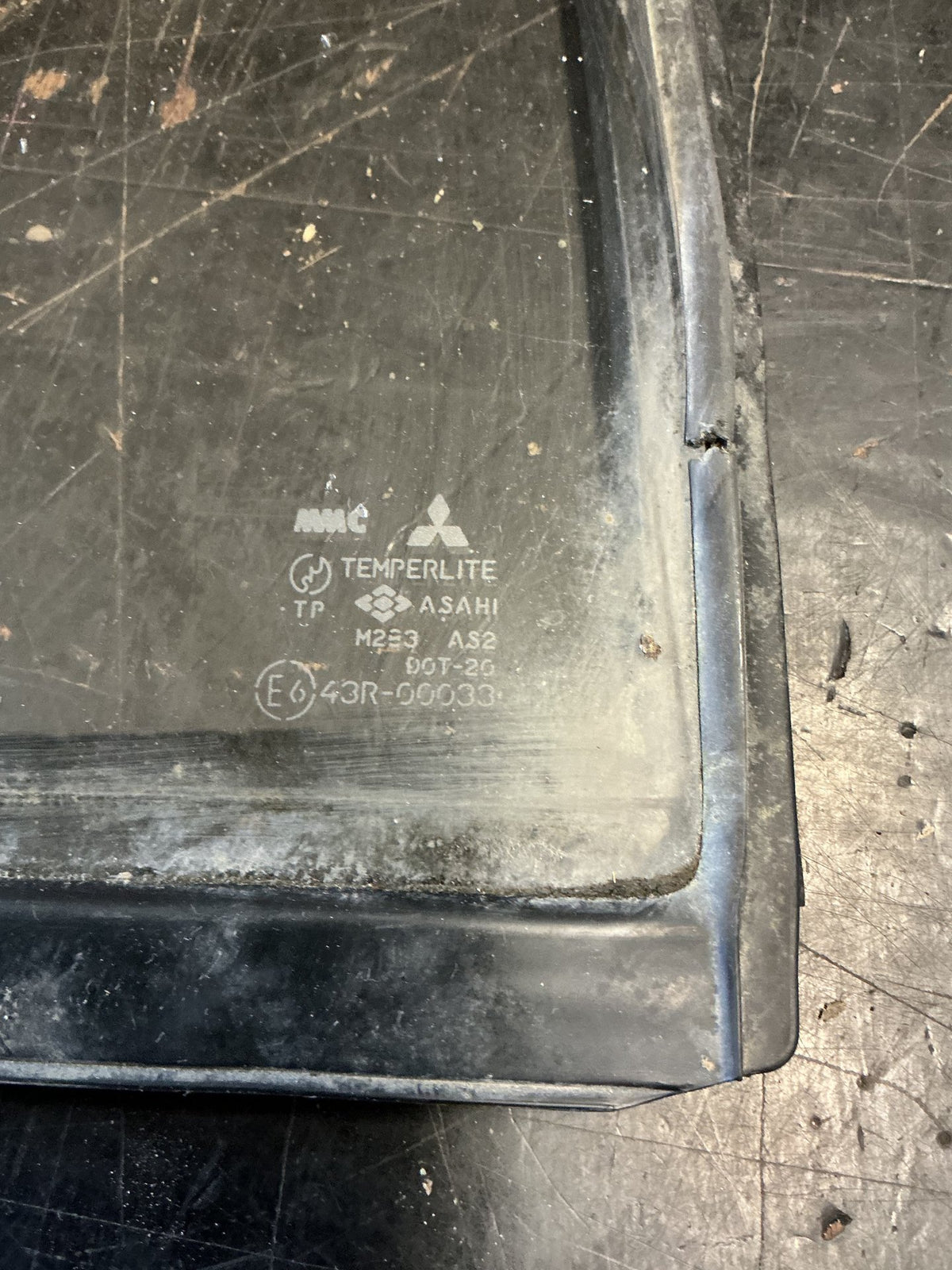 1991 Mitsubishi Pajero v46 - Left Rear Quarter Door Glass - (TAG18590)