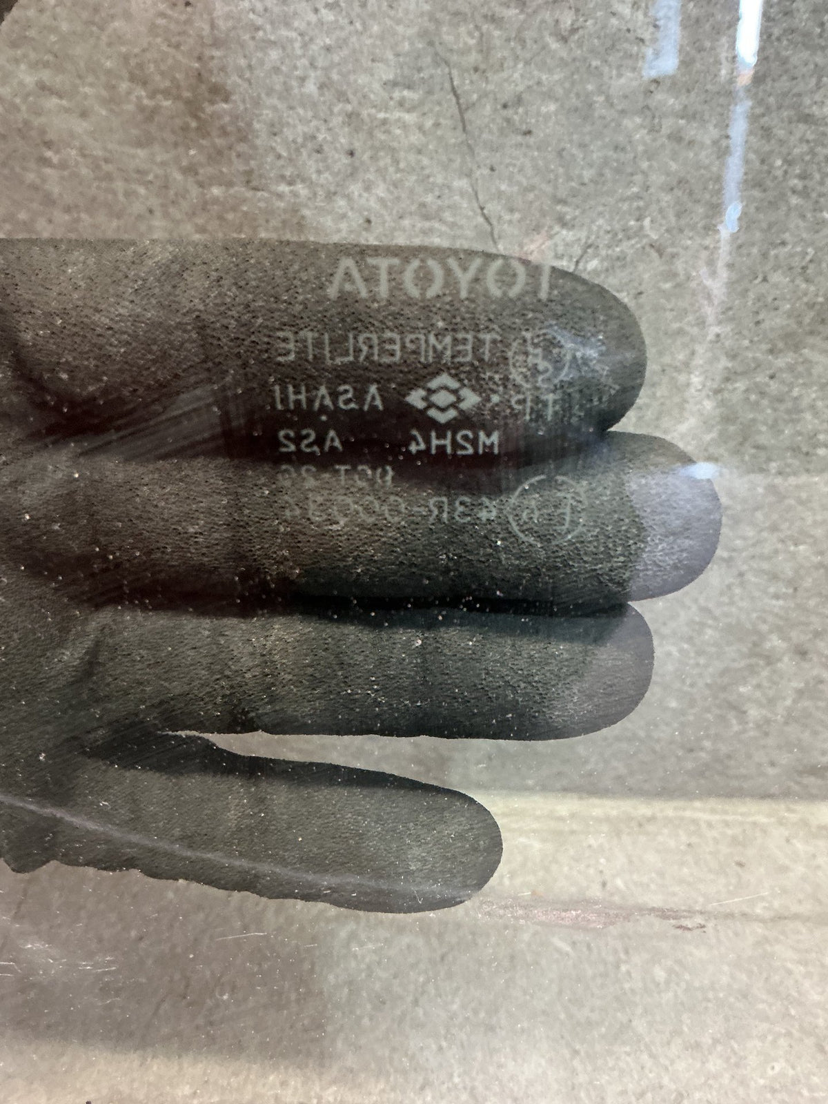 1990-2002 Toyota Regius KCH46 - Right Front Door Glass - (TAG19049)
