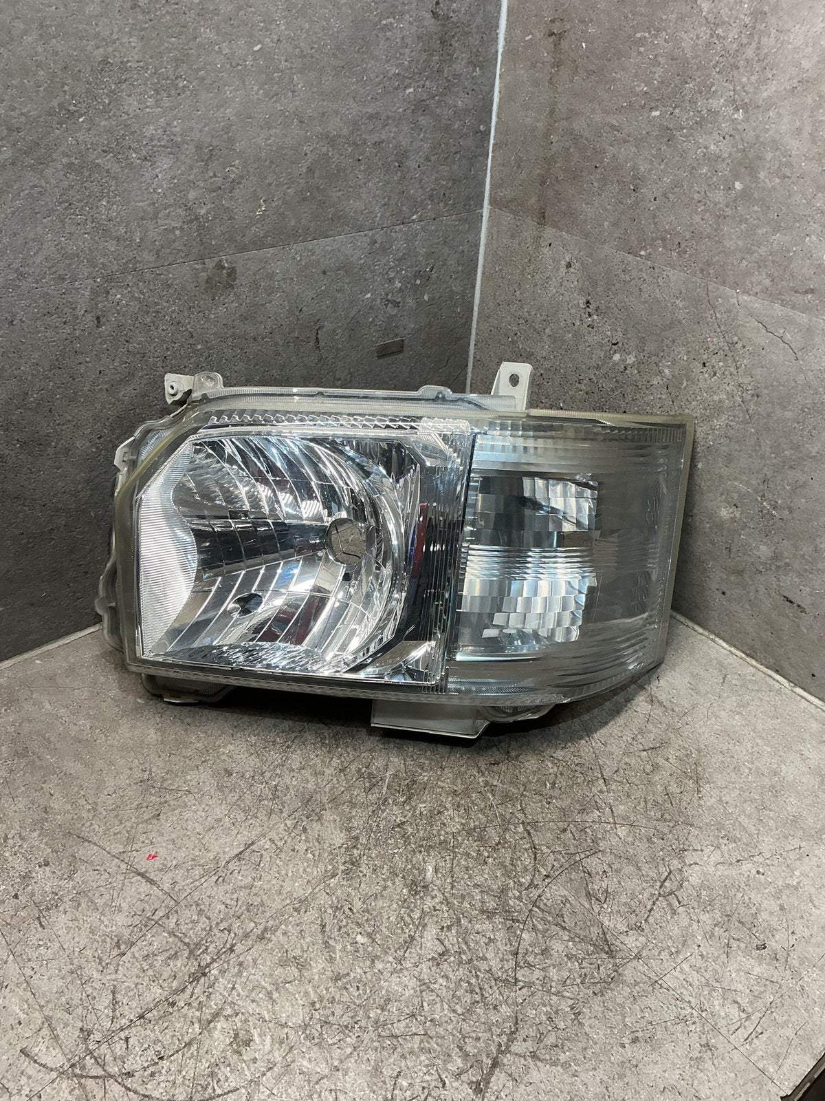 2014-2019 Toyota Hiace - Left Headlight - (TAG18365)