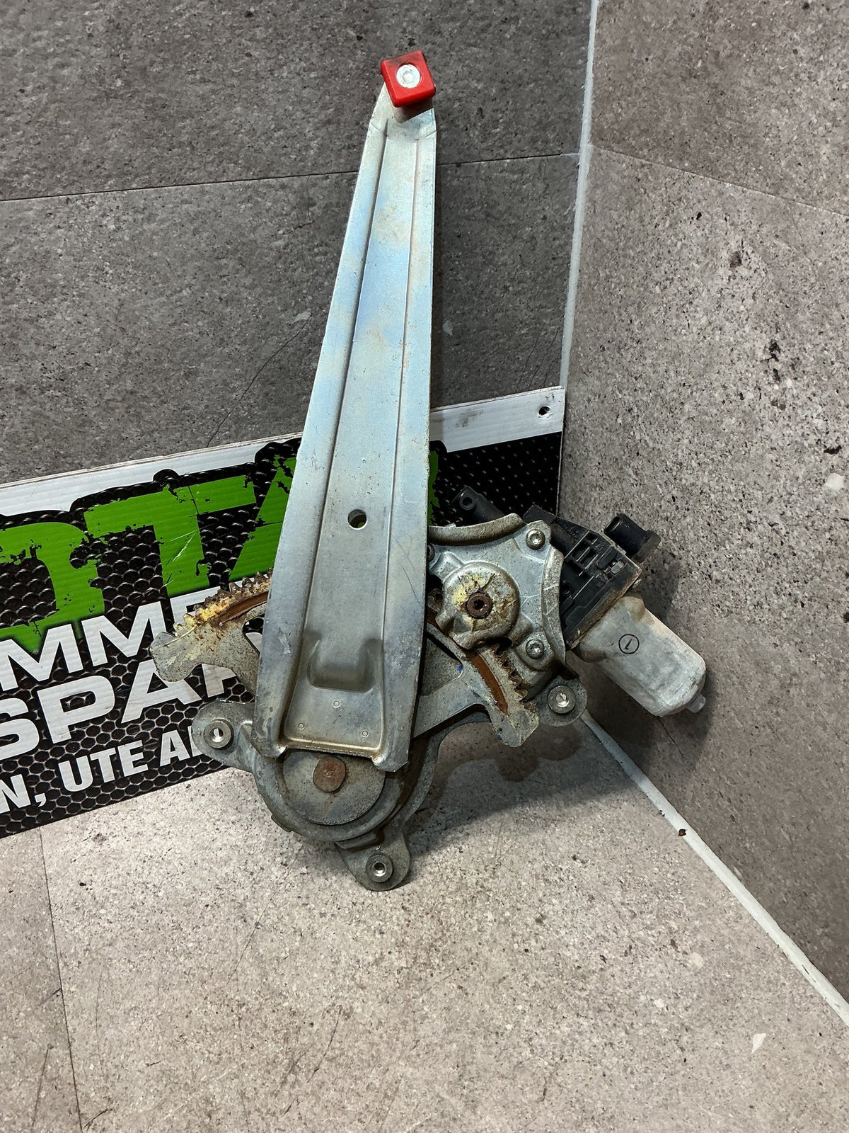2005-2006 Toyota Hilux VII N20- Right Rear Window Regulator/Motor- (TAG13693)