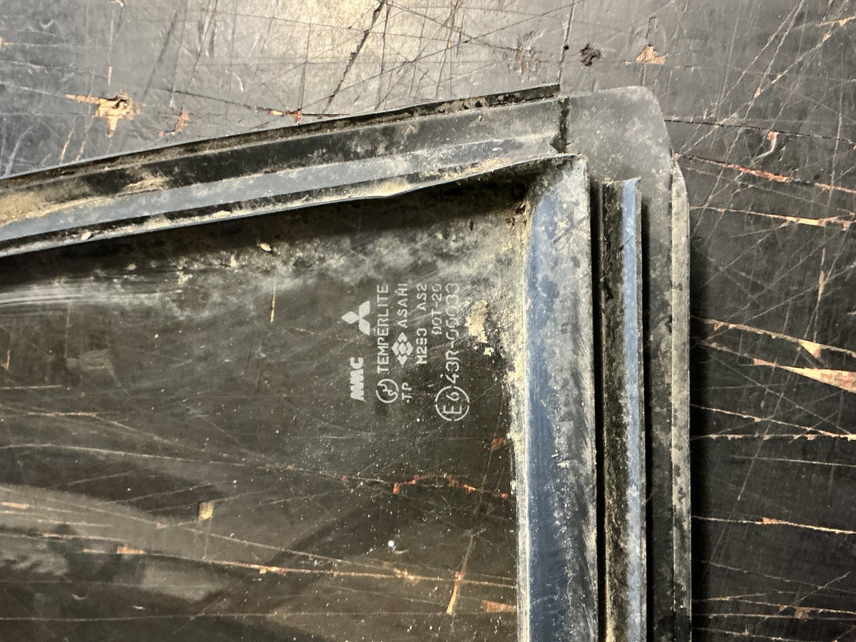 1991 Mitsubishi Pajero v46 - Right Rear Quarter Door Glass - (TAG18589)