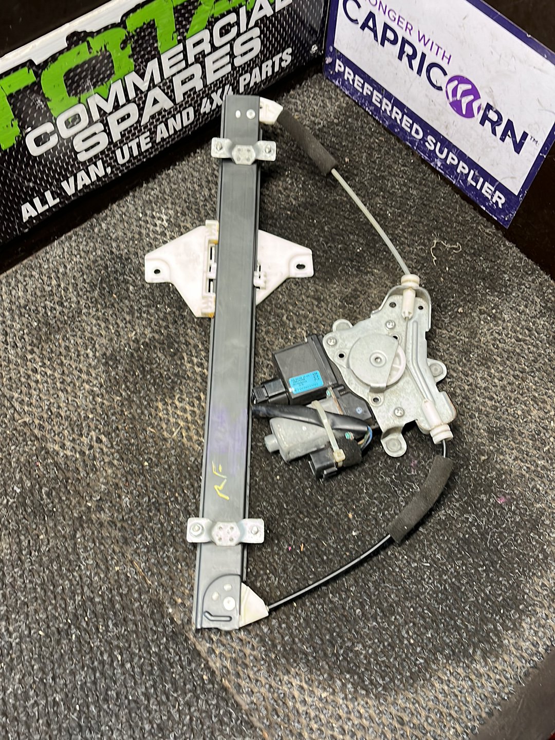 2006 Mitsubishi Outlander- Right Front Window Regulator/Motor- (TAG8994)
