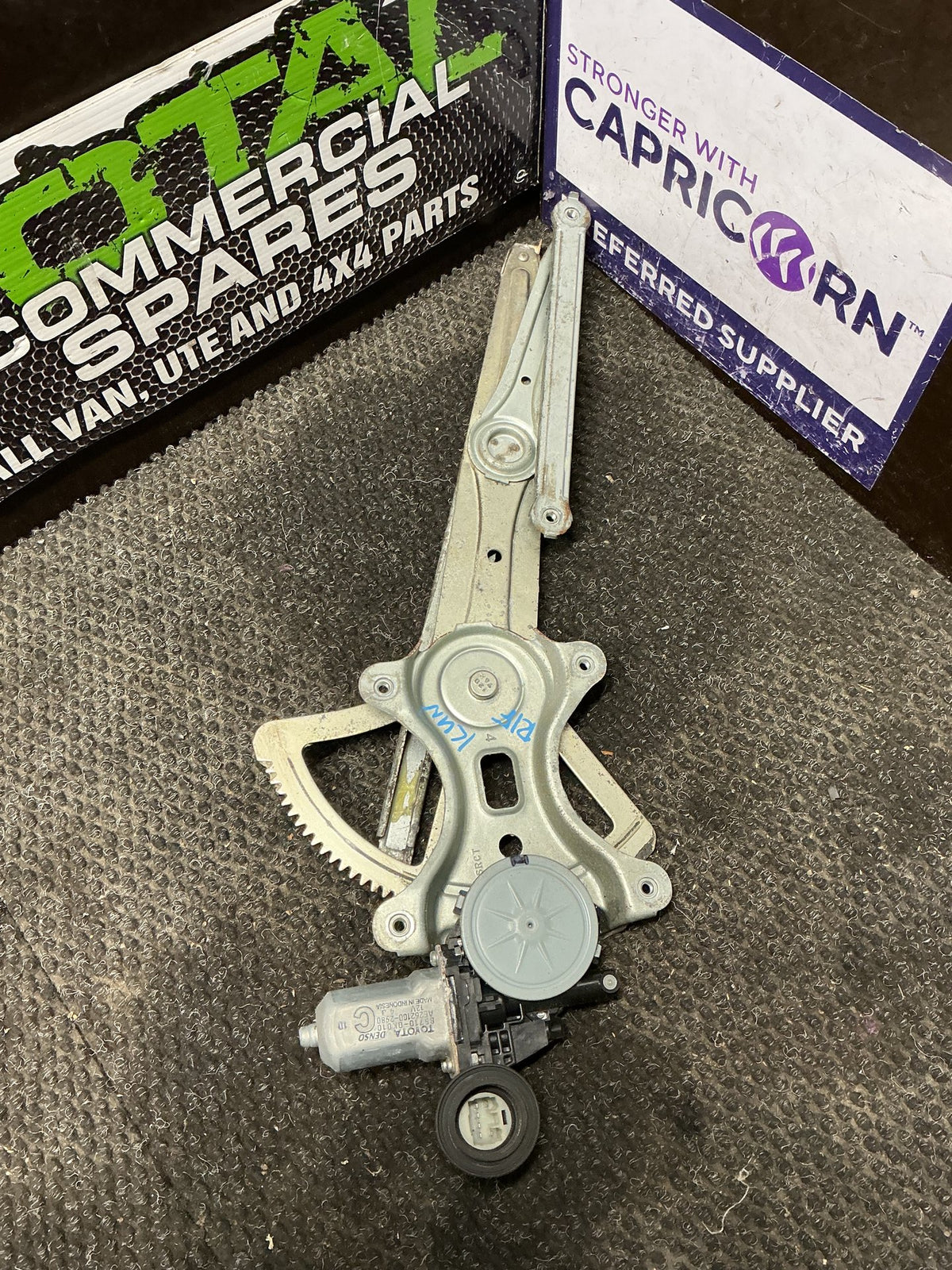 2006 Toyota Hilux- Right Front Window Regulator/Motor- (TAG10139)