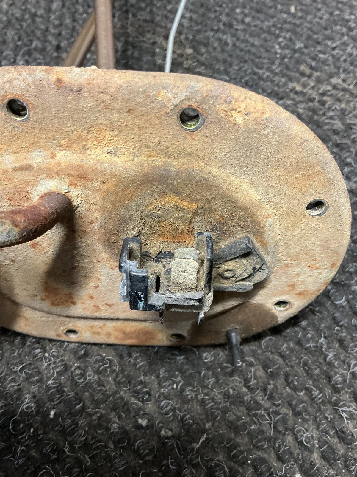 2004 Ford Courier- Fuel Sending Unit- (TAG10621)
