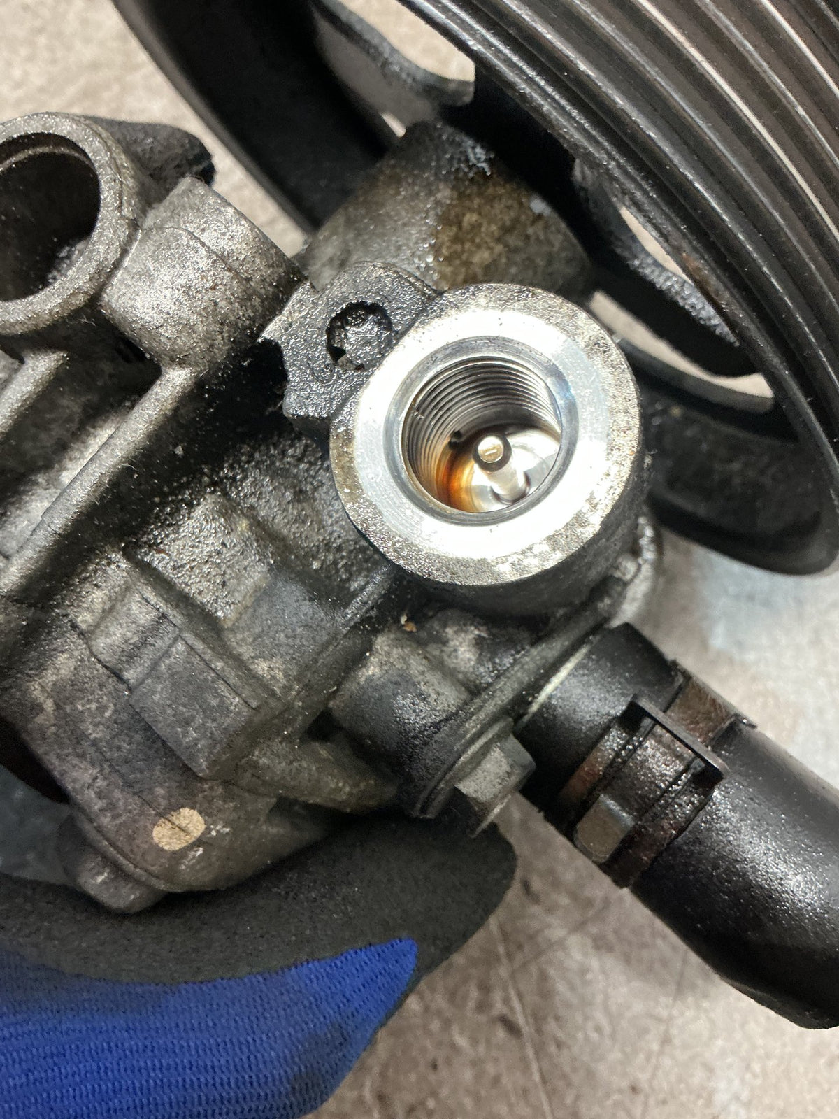 2007 Mitsubishi Outlander- Power Steering Pump- (TAG15536)
