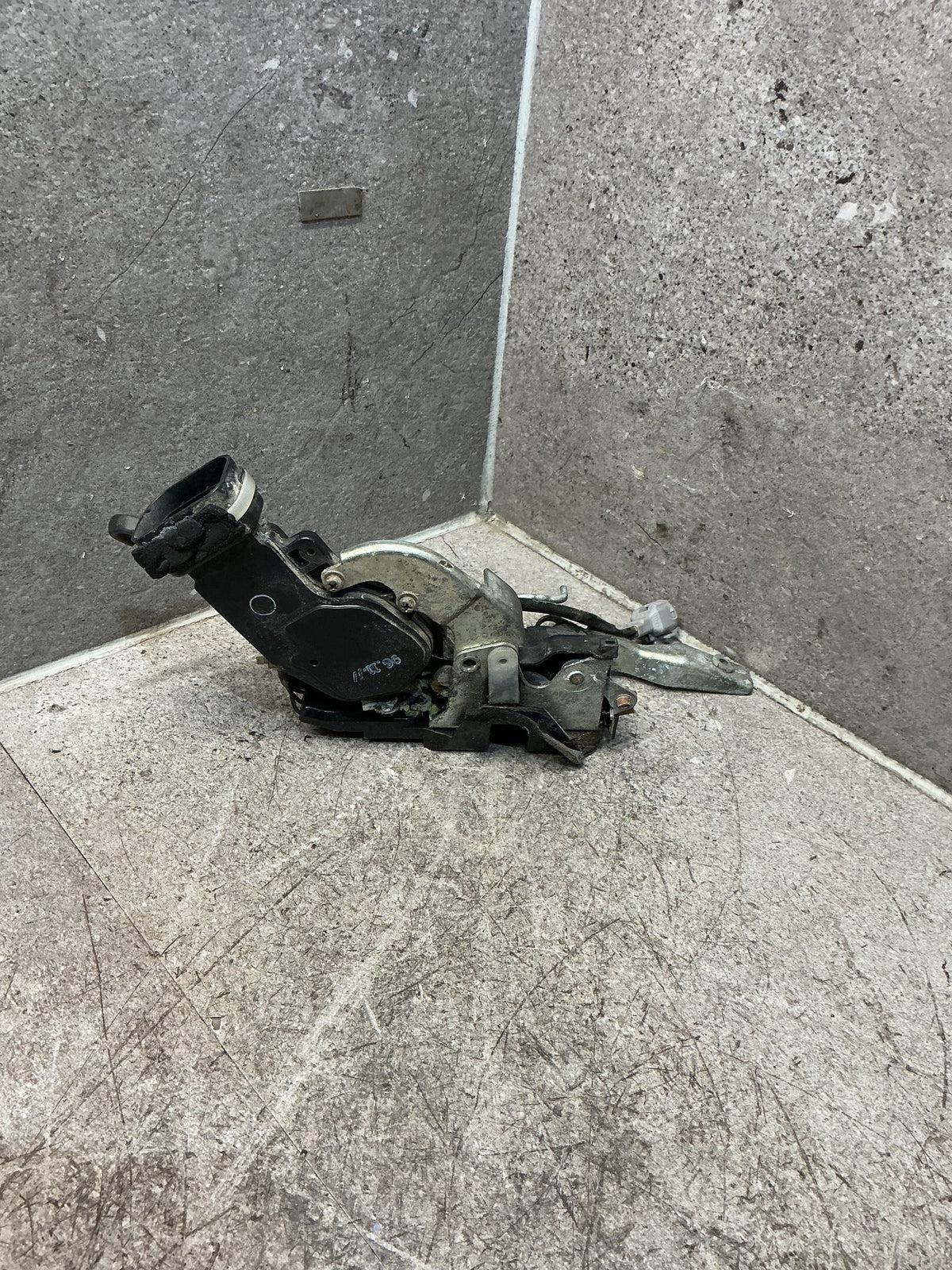 1996-2000 Toyota Land Cruiser J90 - Right Front Door Lock Actuator - (TAG18058)