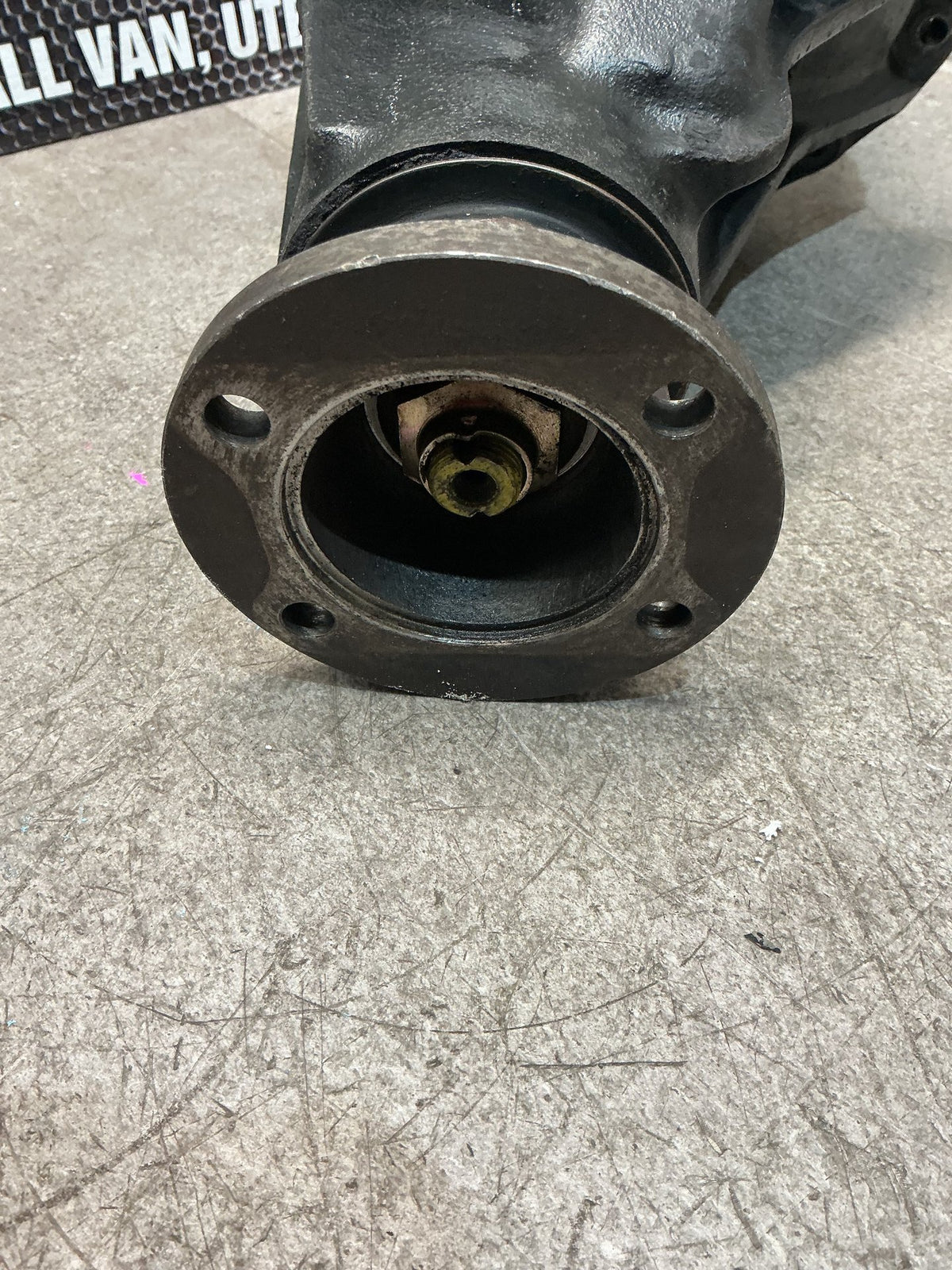 1995 Isuzu MU UCS69DW- Front Differential Head- (TAG16727)