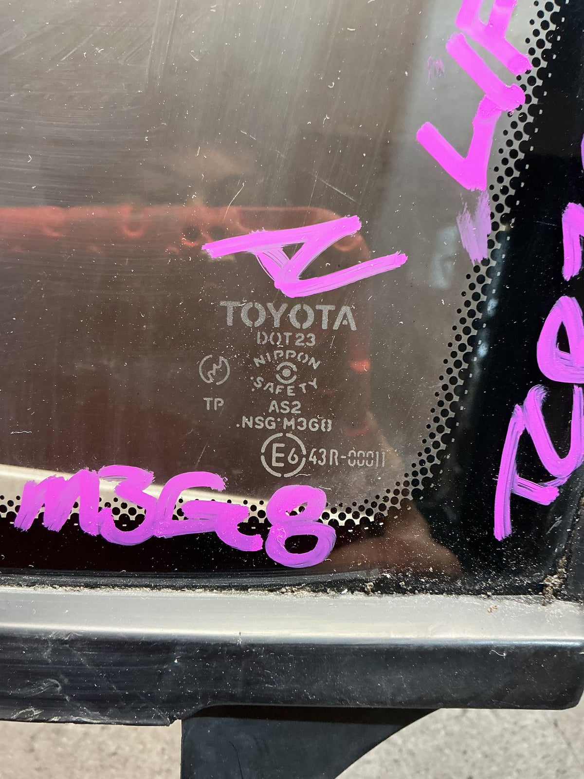 1998 Toyota Estima TCR10 - Left Front Quarter Door Glass - (TAG18782)
