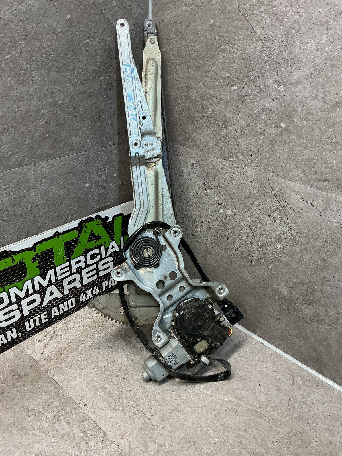 1998 Toyota Hilux III N180- Right Front Window Regulator/Motor- (TAG12778) PN: 85710-35150