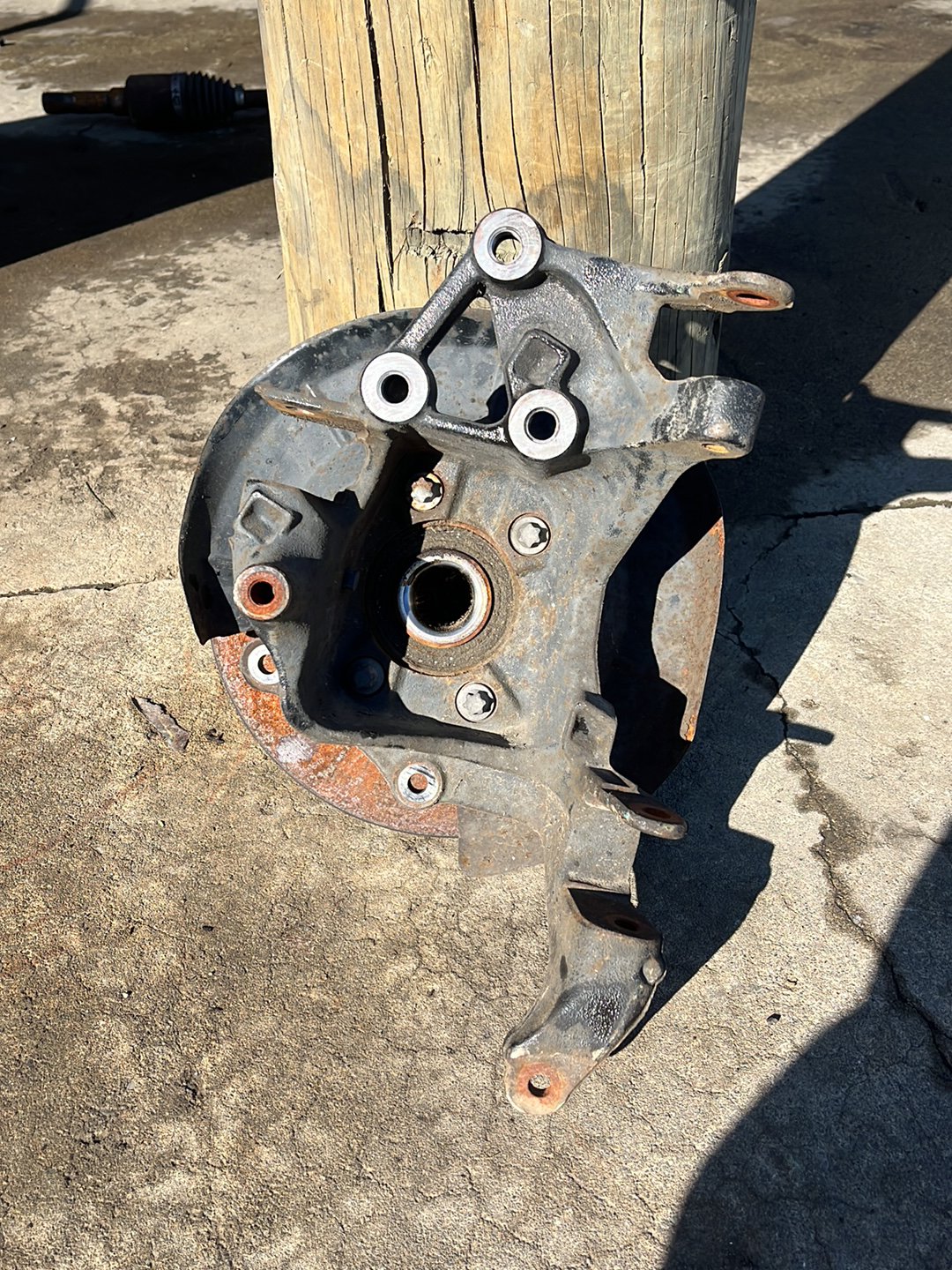 2013 Ford Kuga- Left Rear Hub Assembly- (TAG8554)