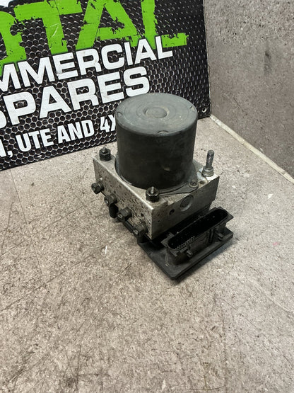 2004 Toyota Estima ACR30 - ABS Pump/Modulator - (TAG16135)